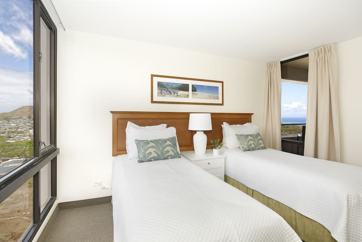 Condo in Honolulu · ★4.75 · 2 bedrooms · 4 beds · 1 private bath - Photo 1