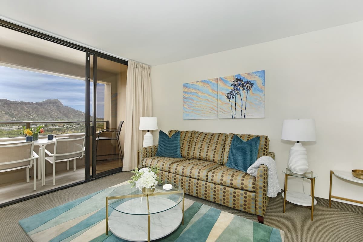 Condo in Honolulu · ★4.75 · 2 bedrooms · 4 beds · 1 private bath - Photo 5