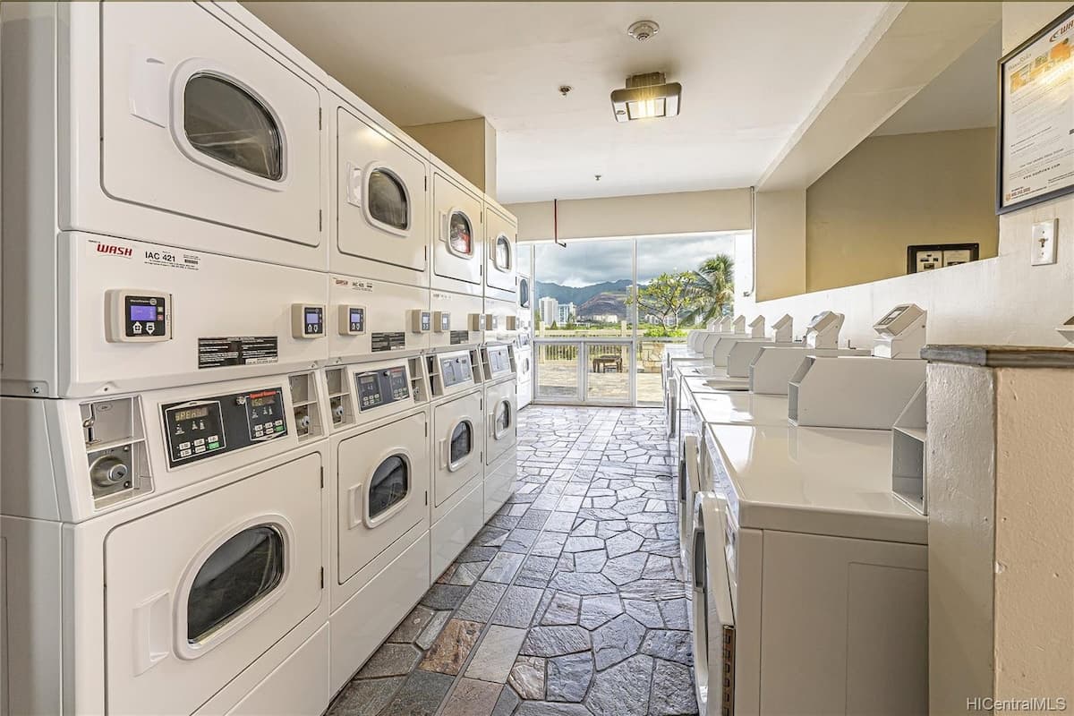 26FL-Renovated Modern 1BR w/Stunning Views-Waikiki - Photo 1