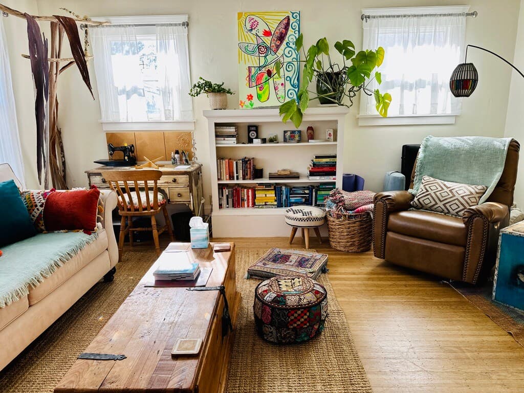 Bright, Spacious Artist's Apt. Walk to everything! - Photo 4