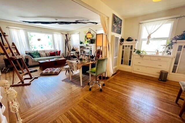 Bright, Spacious Artist's Apt. Walk to everything! - Photo 2