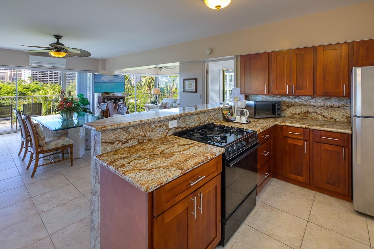 Waikiki Unit 518 ocean view 2B/2B*Summer Special!* - Photo 2