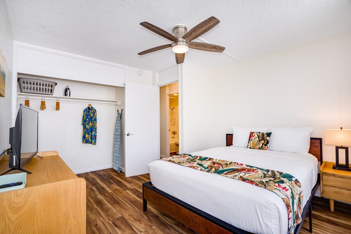 Condo in Honolulu · ★4.54 · 1 bedroom · 2 beds · 1 private bath - Photo 2
