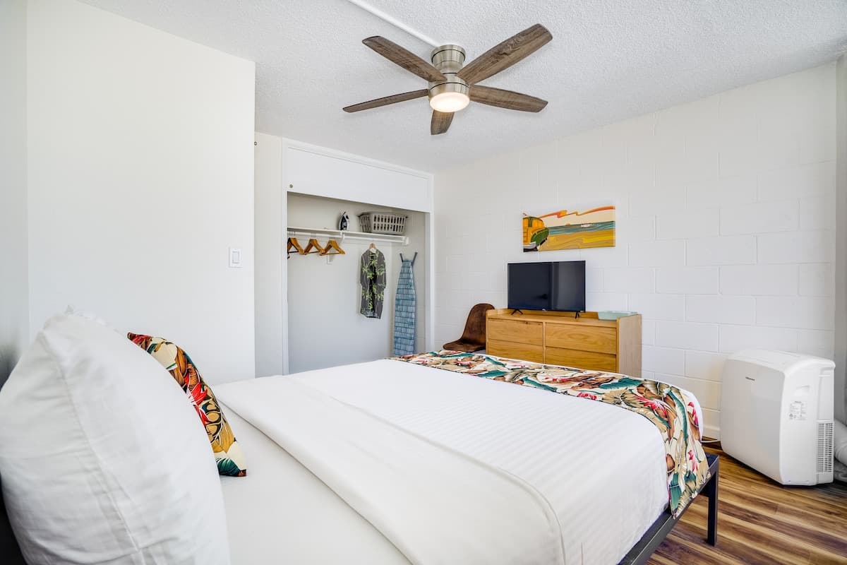 Condo in Honolulu · ★4.66 · 1 bedroom · 2 beds · 1 private bath - Photo 1