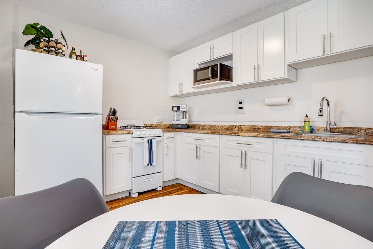 Condo in Honolulu · ★4.61 · 1 bedroom · 2 beds · 1 private bath - Photo 4