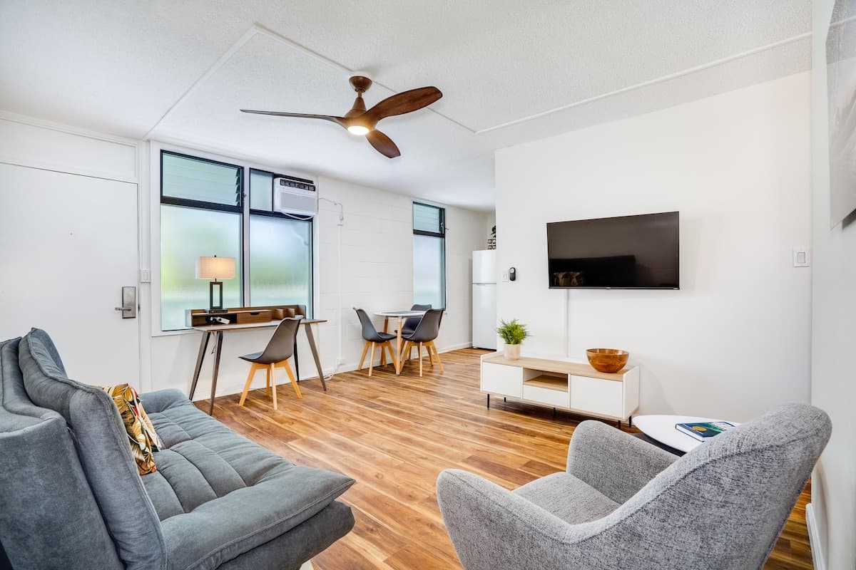 Condo in Honolulu · ★4.61 · 1 bedroom · 2 beds · 1 private bath - Photo 2