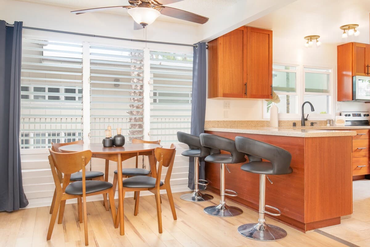 Condo in Kailua-Kona · ★4.88 · 2 bedrooms · 3 beds · 1 bath - Photo 5