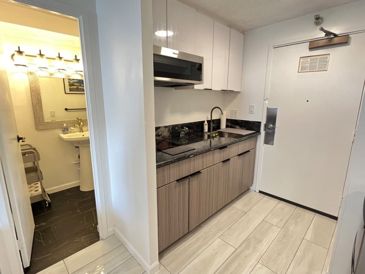 Condo in Honolulu · ★4.68 · 1 bedroom · 2 beds · 1 private bath - Photo 2