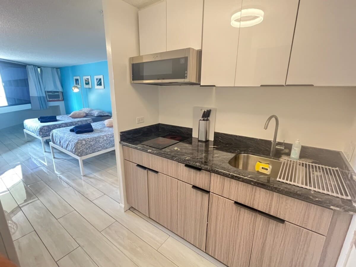 Condo in Honolulu · ★4.65 · 1 bedroom · 2 beds · 1 private bath - Photo 4