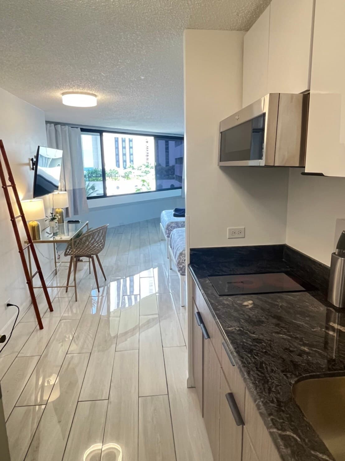 Condo in Honolulu · ★4.65 · 1 bedroom · 2 beds · 1 private bath - Photo 5