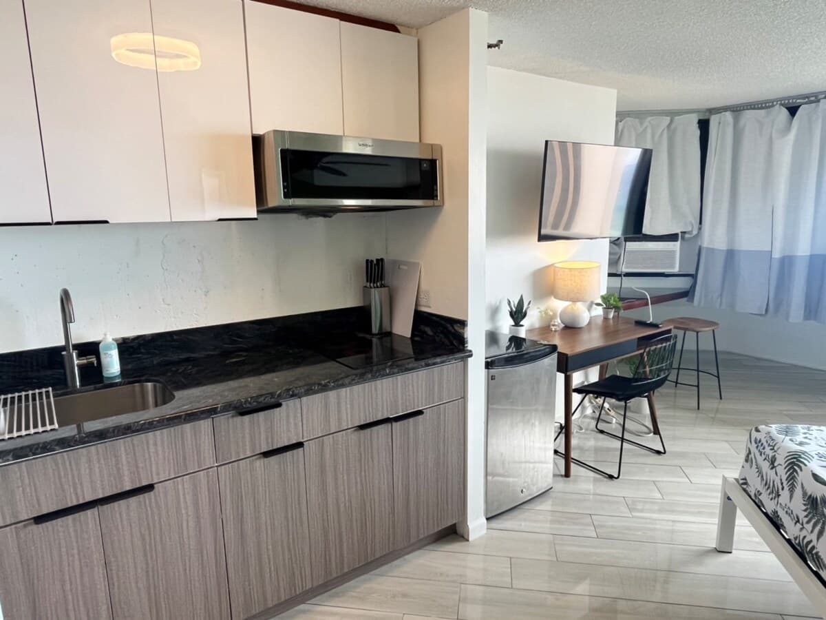 Condo in Honolulu · ★4.87 · 1 bedroom · 2 beds · 1 private bath - Photo 4