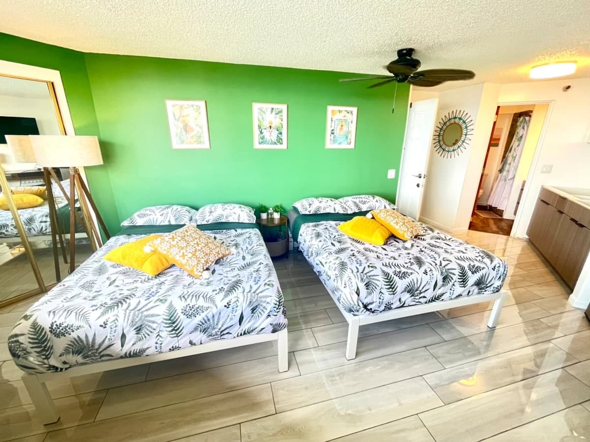 Condo in Honolulu · ★4.87 · 1 bedroom · 2 beds · 1 private bath - Photo 1