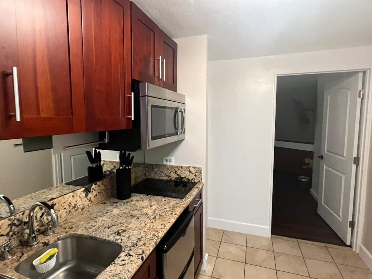 Condo in Honolulu · ★4.5 · 1 bedroom · 2 beds · 1 private bath - Photo 3