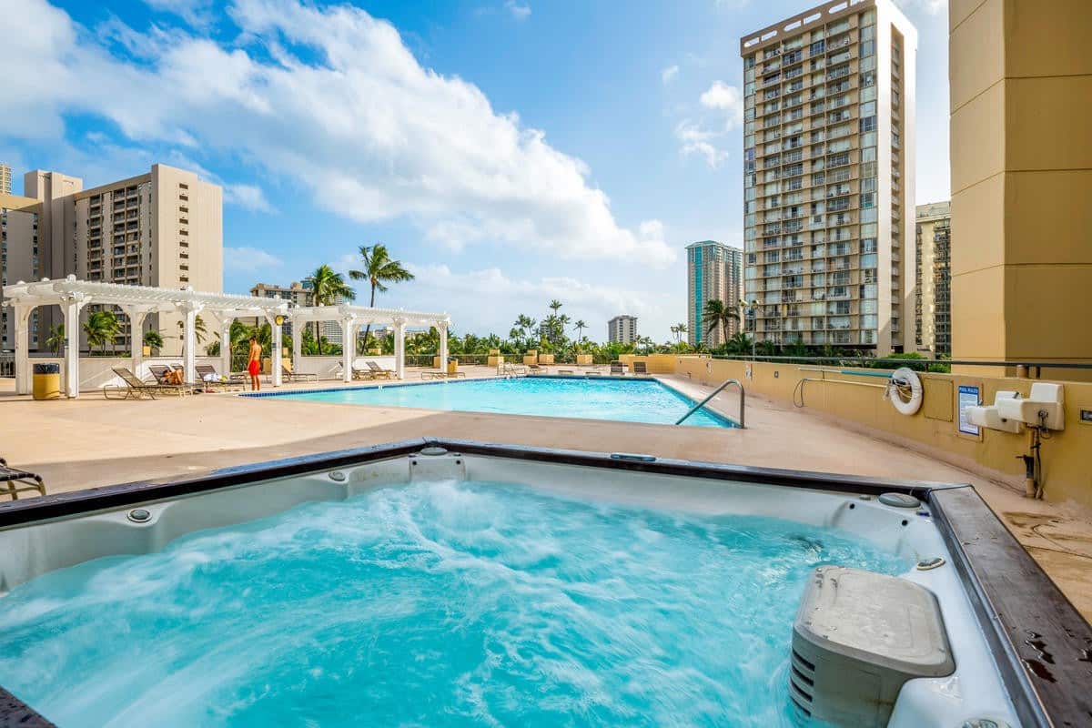 Condo in Honolulu · ★5.0 · Studio · 3 beds · 2 private baths - Photo 4