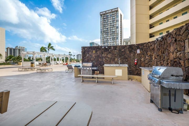 Condo in Honolulu · ★5.0 · Studio · 3 beds · 2 private baths - Photo 5