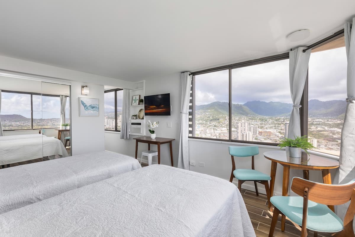 Condo in Honolulu · ★5.0 · Studio · 3 beds · 2 private baths - Photo 1