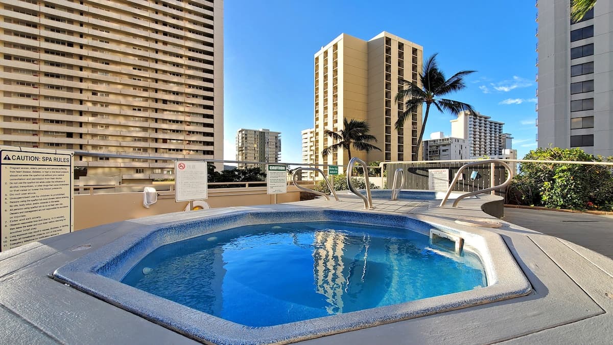 Condo in Honolulu · ★4.79 · 1 bedroom · 2 beds · 1 shared bath - Photo 4