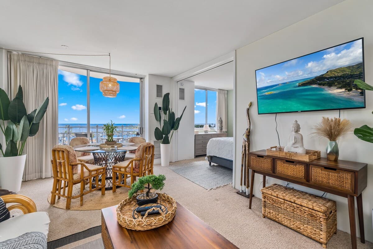 Condo in Honolulu · ★4.98 · 1 bedroom · 2 beds · 1 private bath - Photo 5