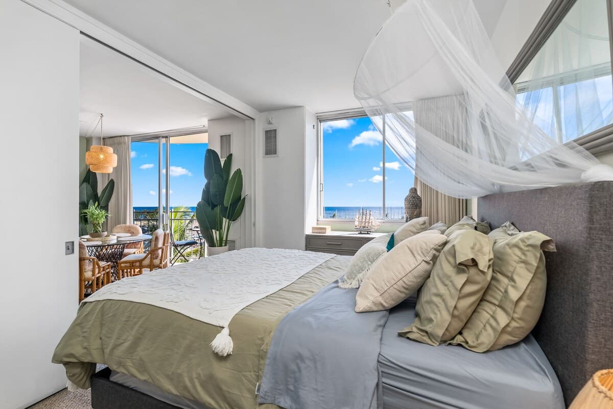Condo in Honolulu · ★4.98 · 1 bedroom · 2 beds · 1 private bath - Photo 1