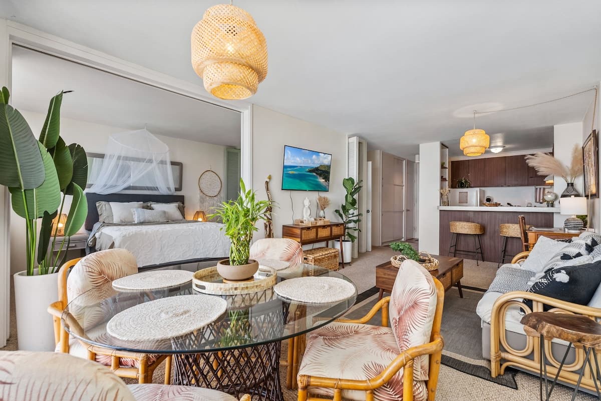 Condo in Honolulu · ★4.98 · 1 bedroom · 2 beds · 1 private bath - Photo 2