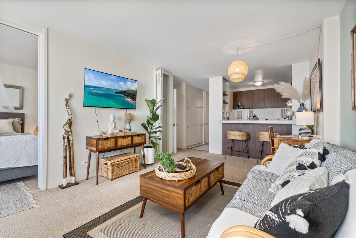 Condo in Honolulu · ★4.98 · 1 bedroom · 2 beds · 1 private bath - Photo 4