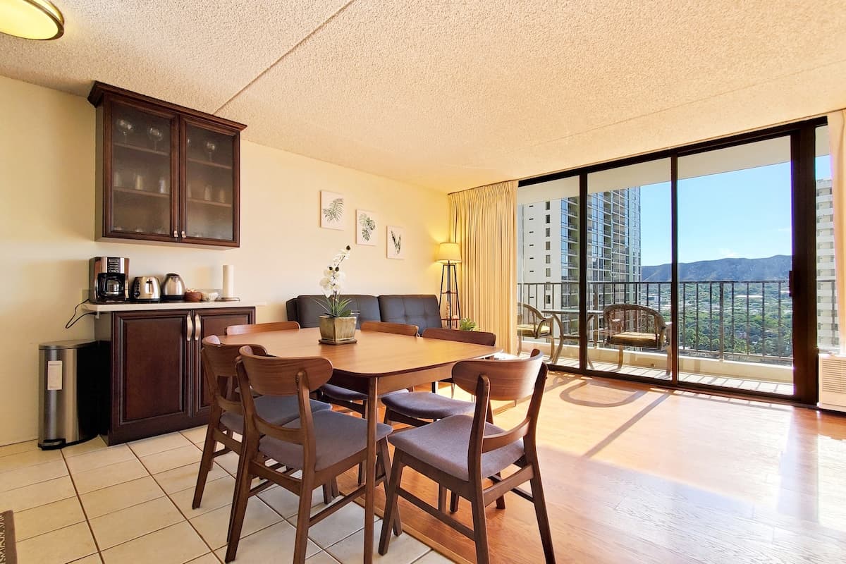 Condo in Honolulu · ★4.85 · 1 bedroom · 3 beds · 1 private bath - Photo 3