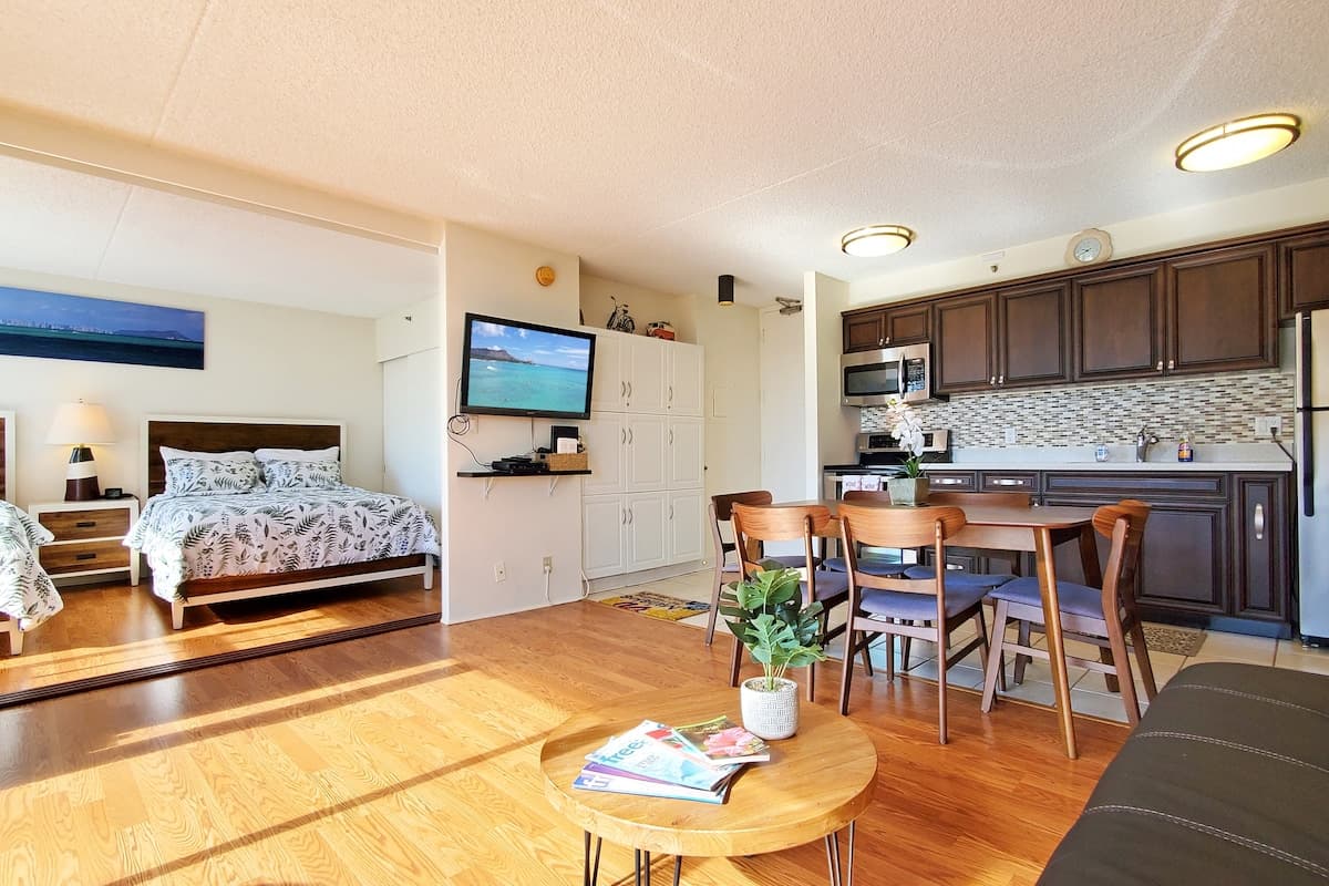 Condo in Honolulu · ★4.85 · 1 bedroom · 3 beds · 1 private bath - Photo 2