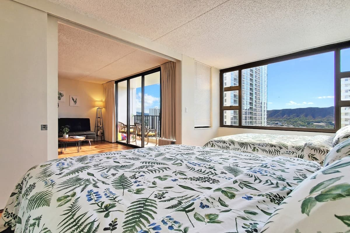 Condo in Honolulu · ★4.85 · 1 bedroom · 3 beds · 1 private bath - Photo 4
