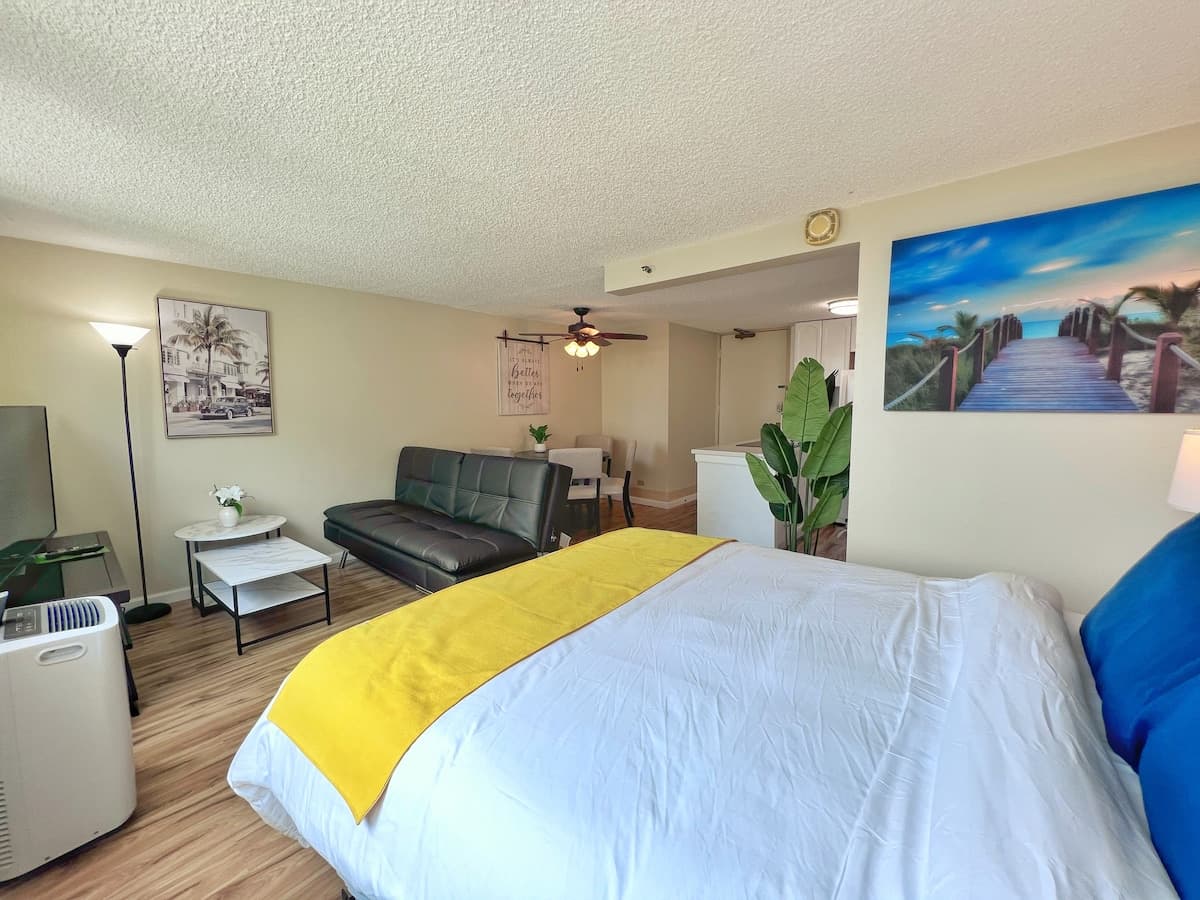 Condo in Honolulu · ★4.78 · 1 bedroom · 3 beds · 1 shared bath - Photo 3