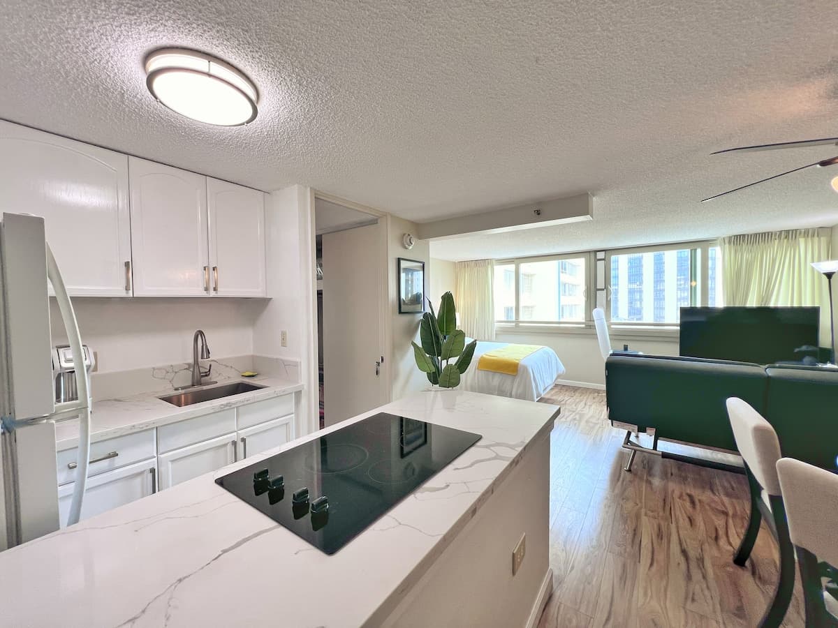 Condo in Honolulu · ★4.78 · 1 bedroom · 3 beds · 1 shared bath - Photo 5