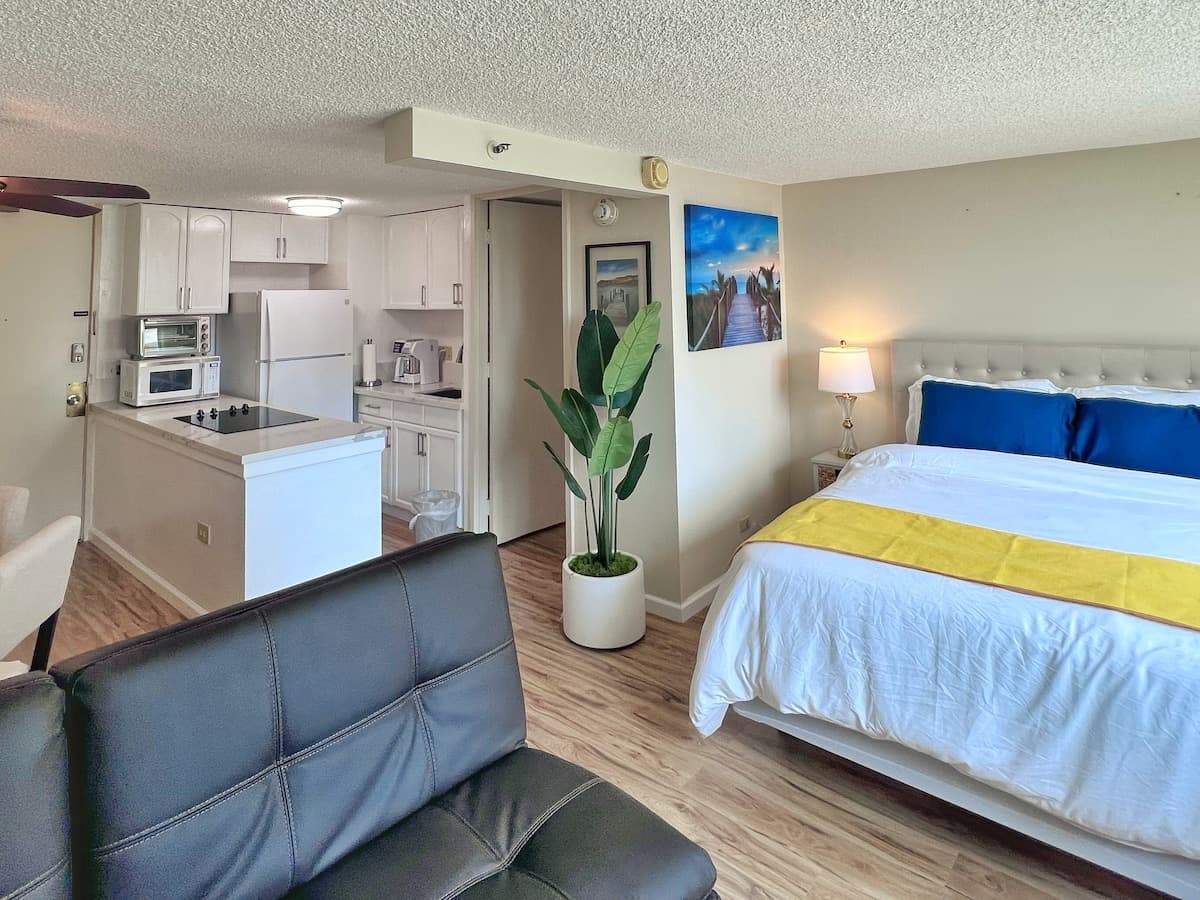 Condo in Honolulu · ★4.78 · 1 bedroom · 3 beds · 1 shared bath - Photo 1