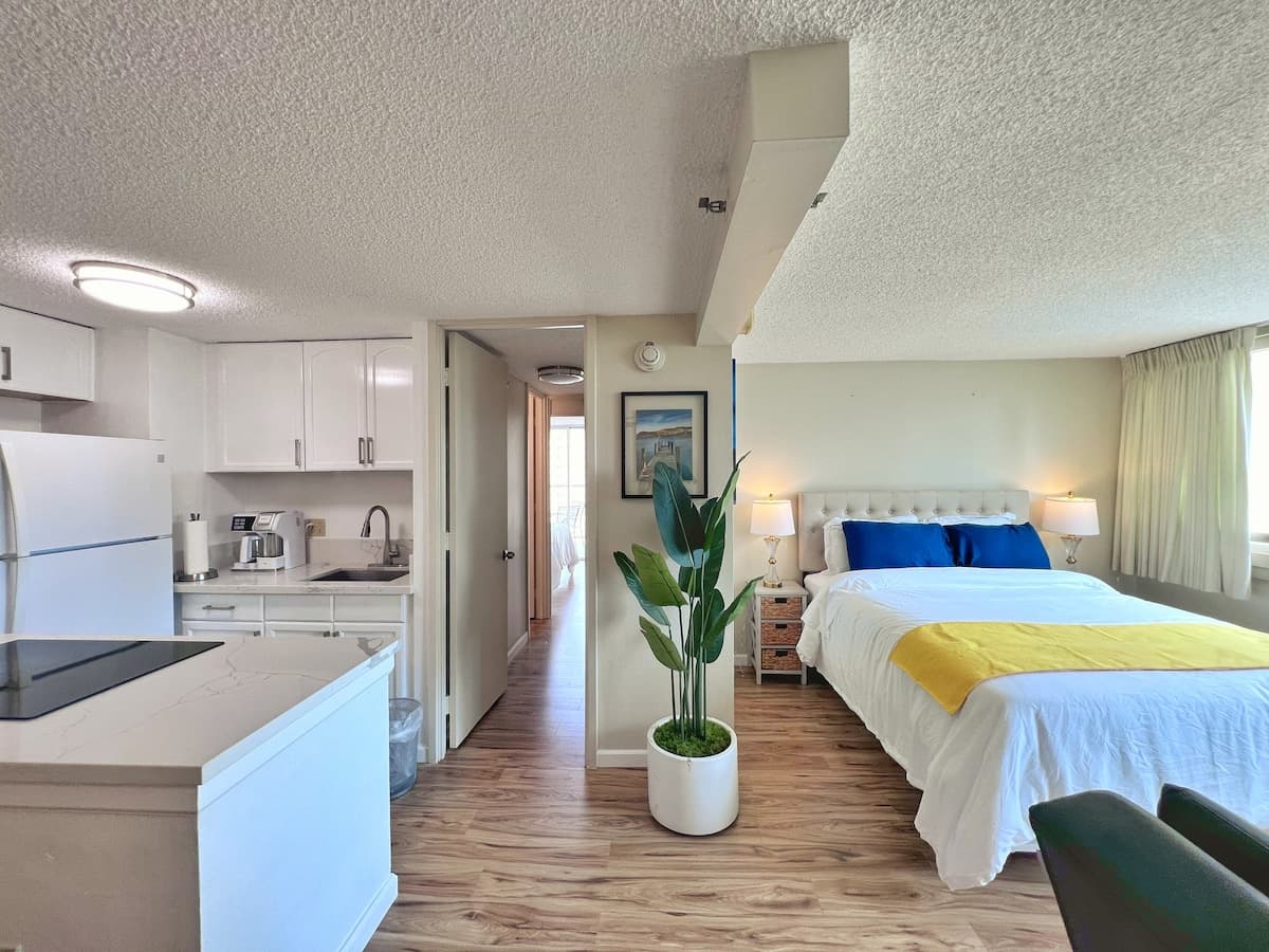 Condo in Honolulu · ★4.78 · 1 bedroom · 3 beds · 1 shared bath - Photo 2