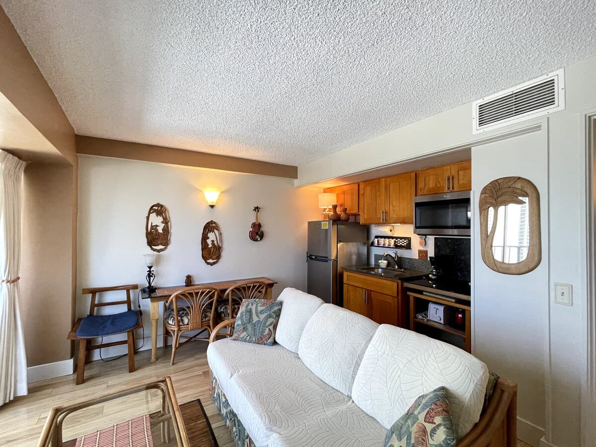 Condo in Honolulu · ★4.88 · 1 bedroom · 2 beds · 1 private bath - Photo 5