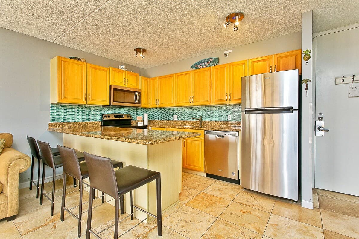 Condo in Honolulu · ★4.34 · 1 bedroom · 3 beds · 1 private bath - Photo 3