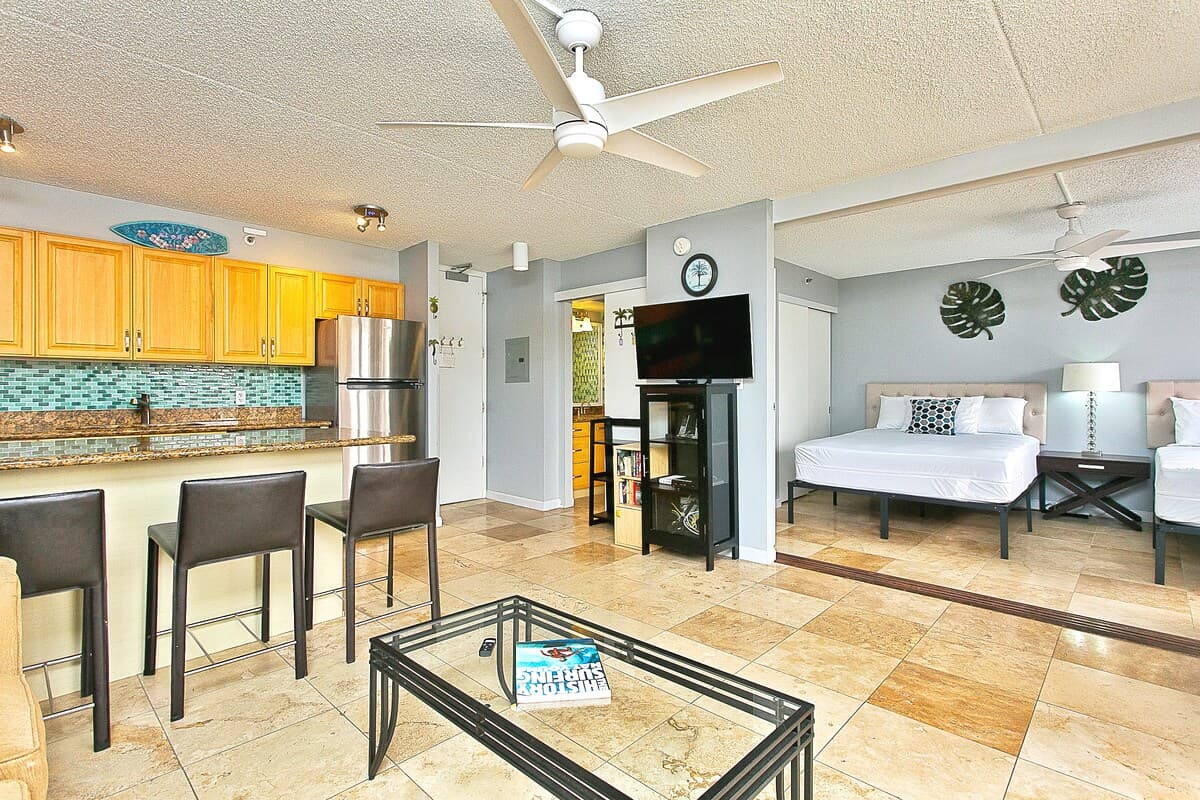 Condo in Honolulu · ★4.34 · 1 bedroom · 3 beds · 1 private bath - Photo 2