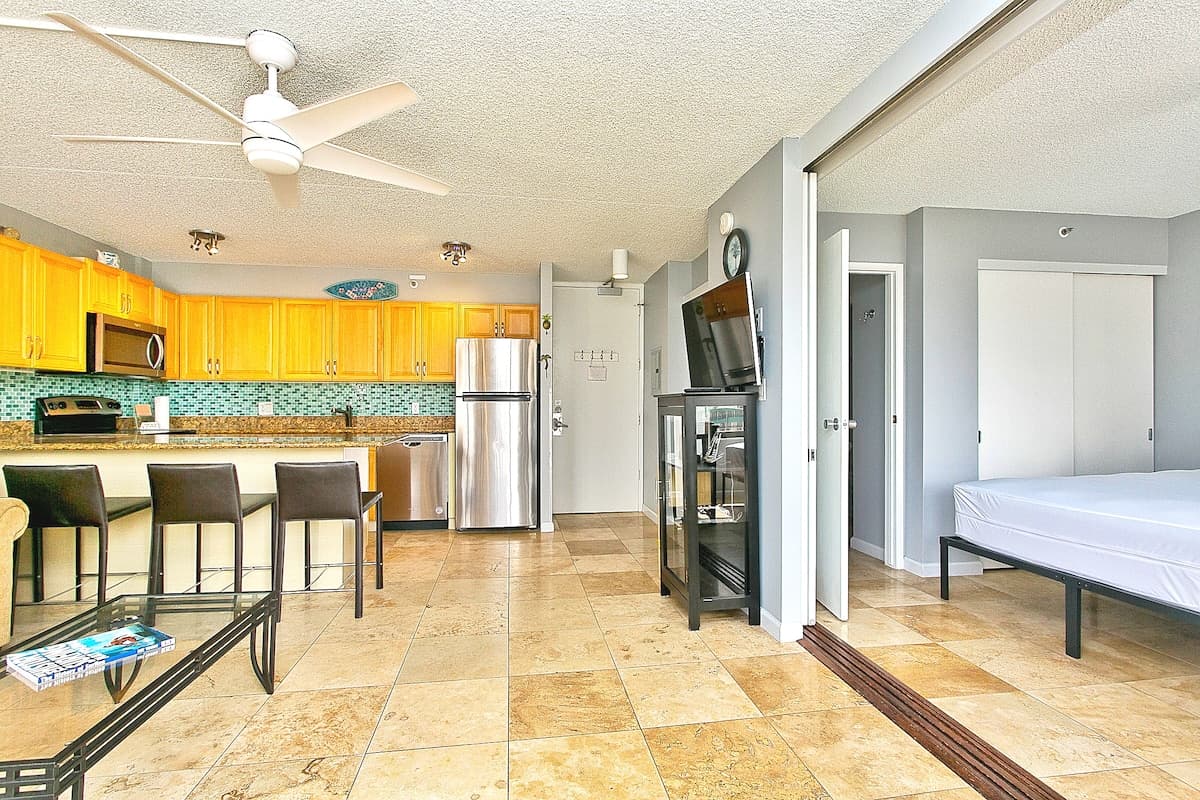 Condo in Honolulu · ★4.34 · 1 bedroom · 3 beds · 1 private bath - Photo 4