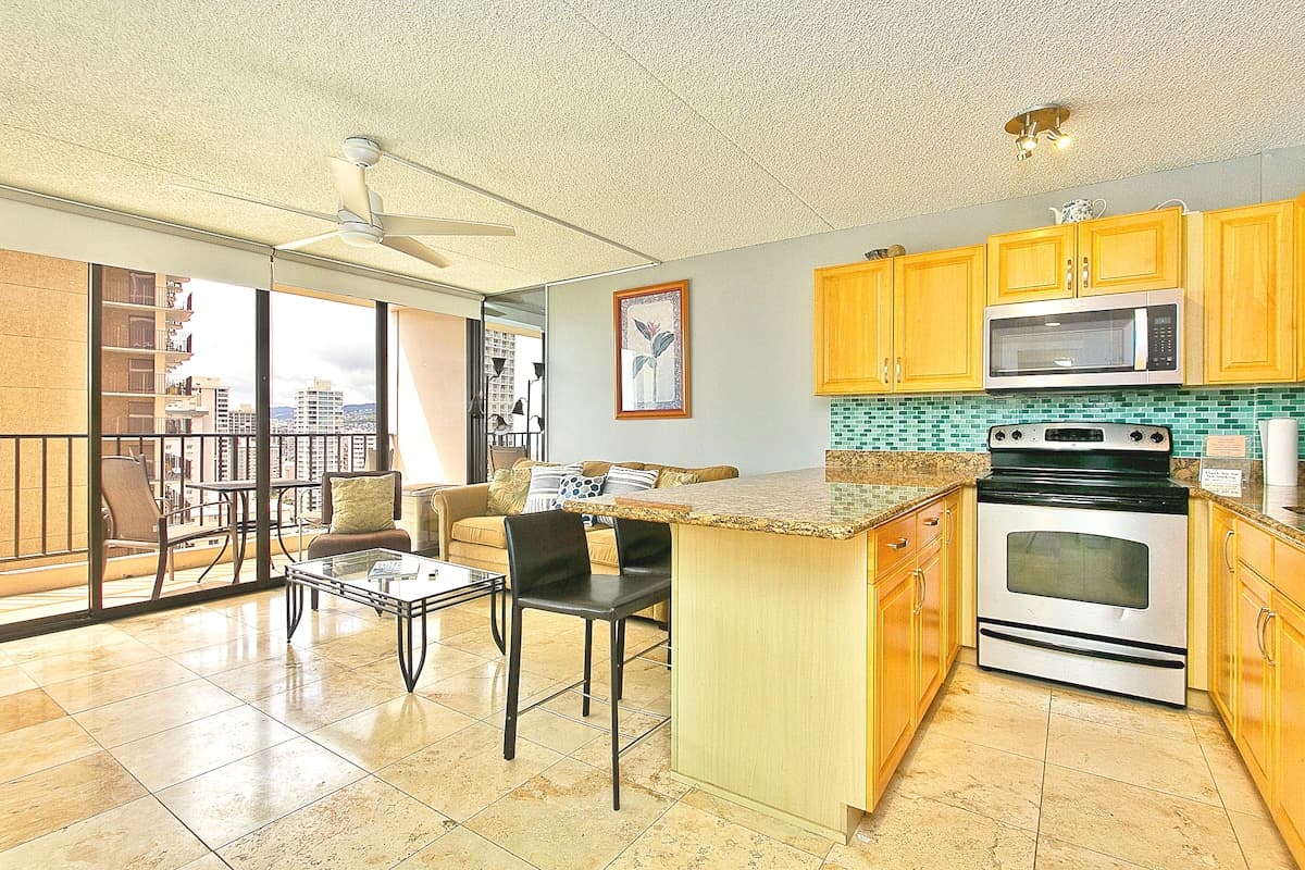 Condo in Honolulu · ★4.34 · 1 bedroom · 3 beds · 1 private bath - Photo 5