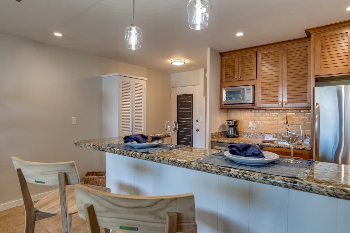 Condo in Lahaina · ★4.95 · 1 bedroom · 2 beds · 1 bath - Photo 3