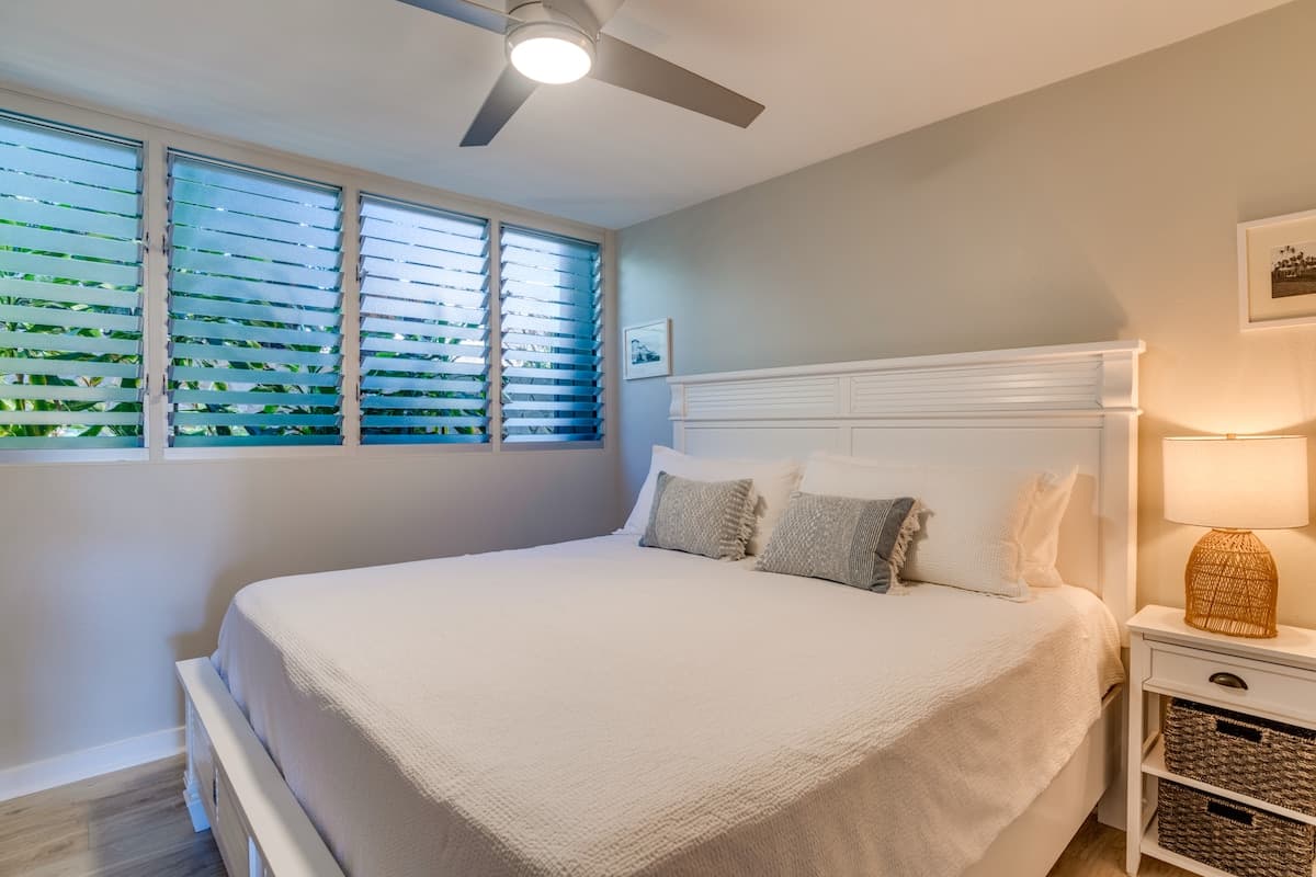Condo in Lahaina · ★4.95 · 1 bedroom · 2 beds · 1 bath - Photo 5