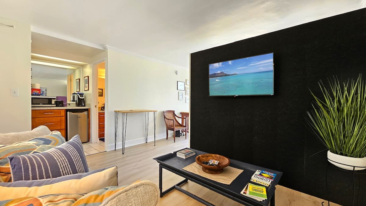 Condo in Honolulu · ★4.8 · Studio · 1 bed · 1 private bath - Photo 3