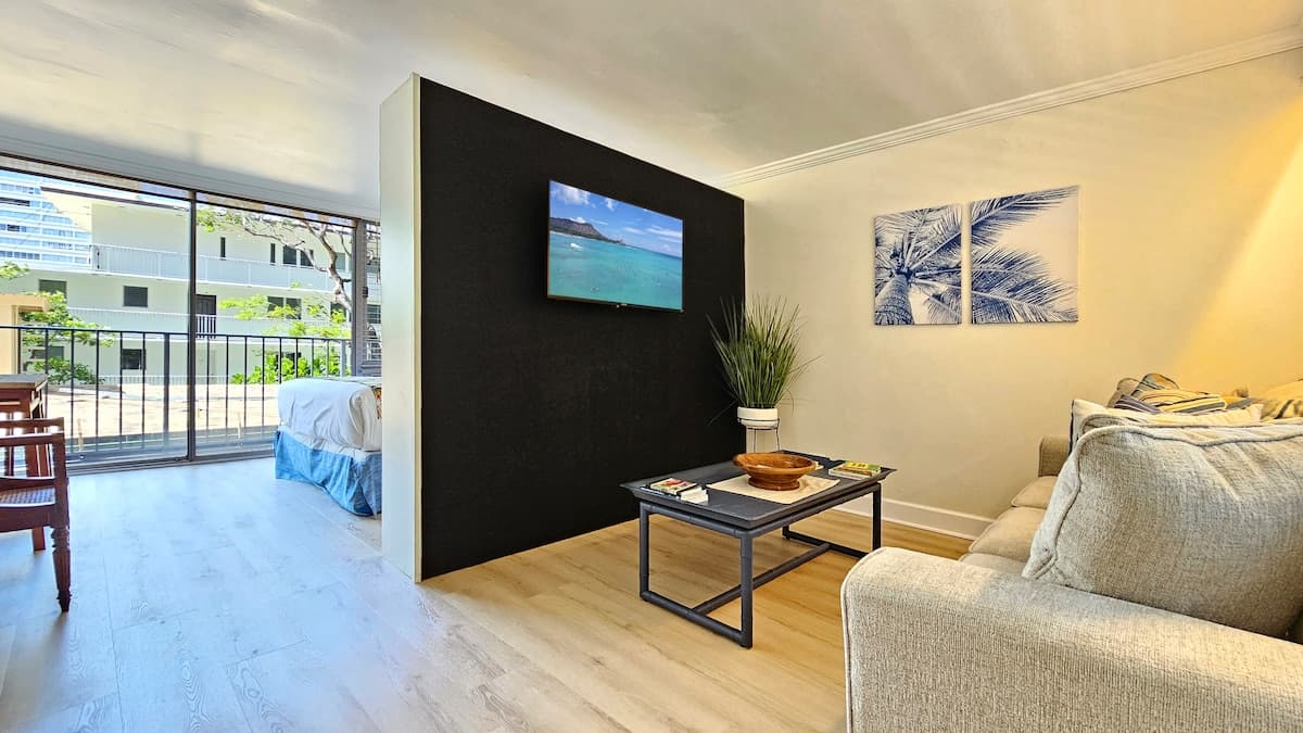Condo in Honolulu · ★4.8 · Studio · 1 bed · 1 private bath - Photo 4