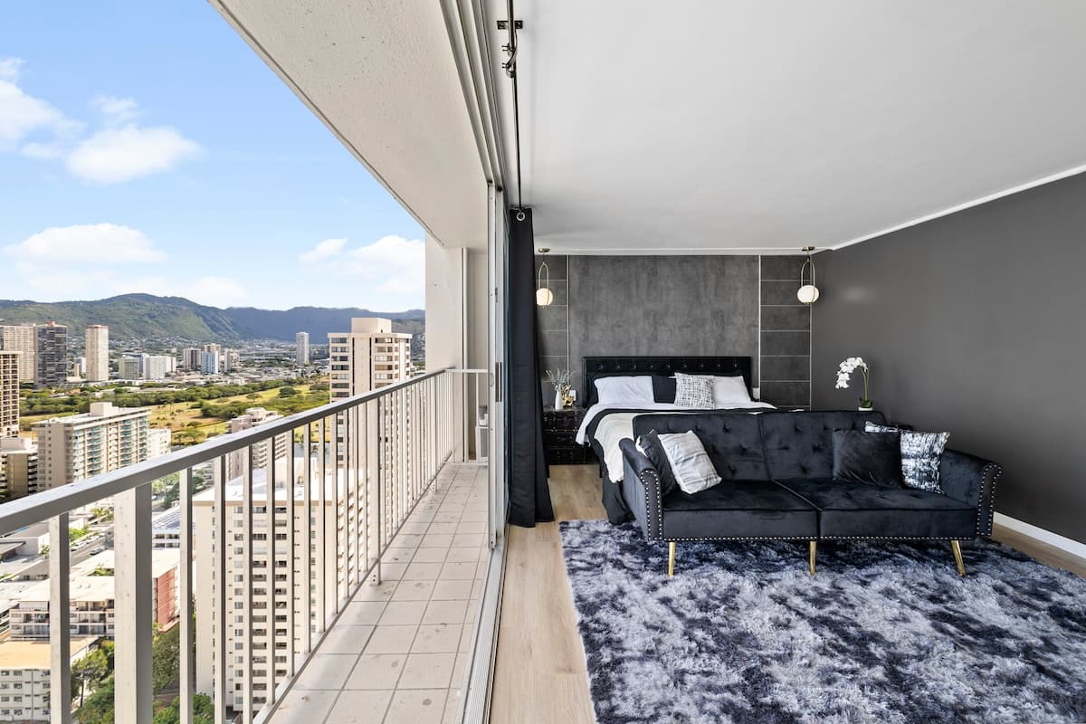 Condo in Honolulu · ★4.84 · 1 bedroom · 2 beds · 1 private bath - Photo 1