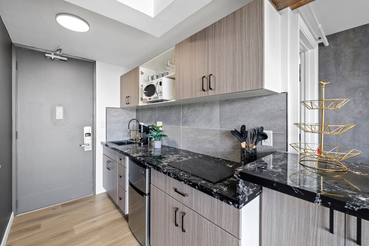 Condo in Honolulu · ★4.84 · 1 bedroom · 2 beds · 1 private bath - Photo 4