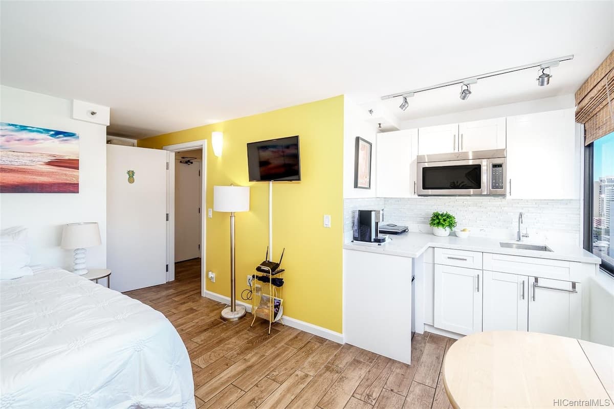 Condo in Honolulu · ★4.85 · 1 bedroom · 1 bed · 1 private bath - Photo 4