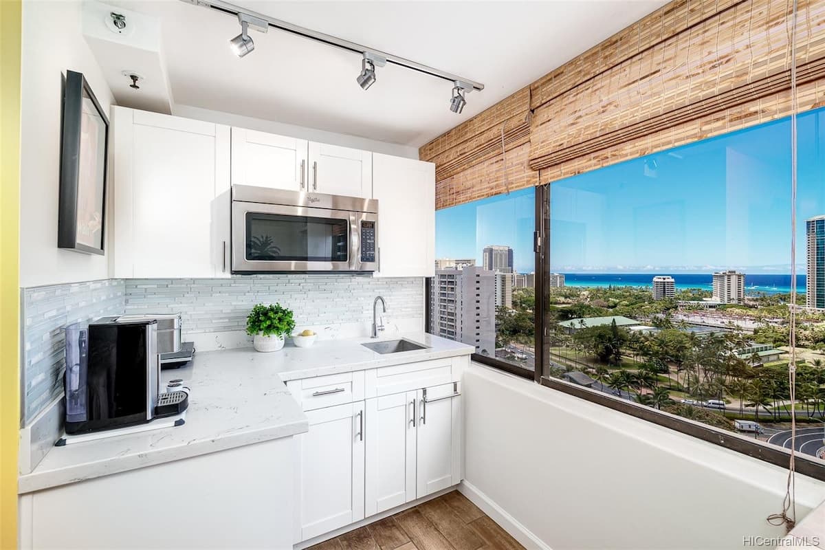 Condo in Honolulu · ★4.85 · 1 bedroom · 1 bed · 1 private bath - Photo 1