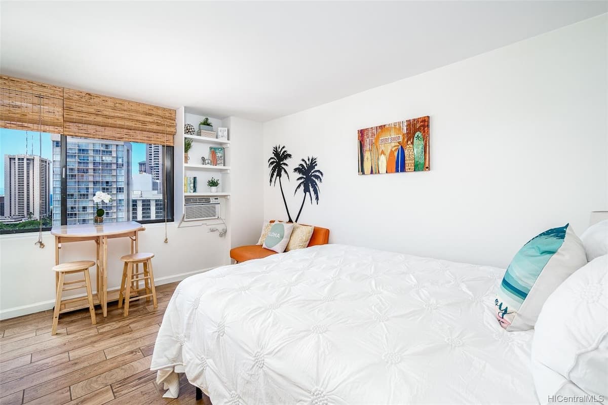 Condo in Honolulu · ★4.85 · 1 bedroom · 1 bed · 1 private bath - Photo 2
