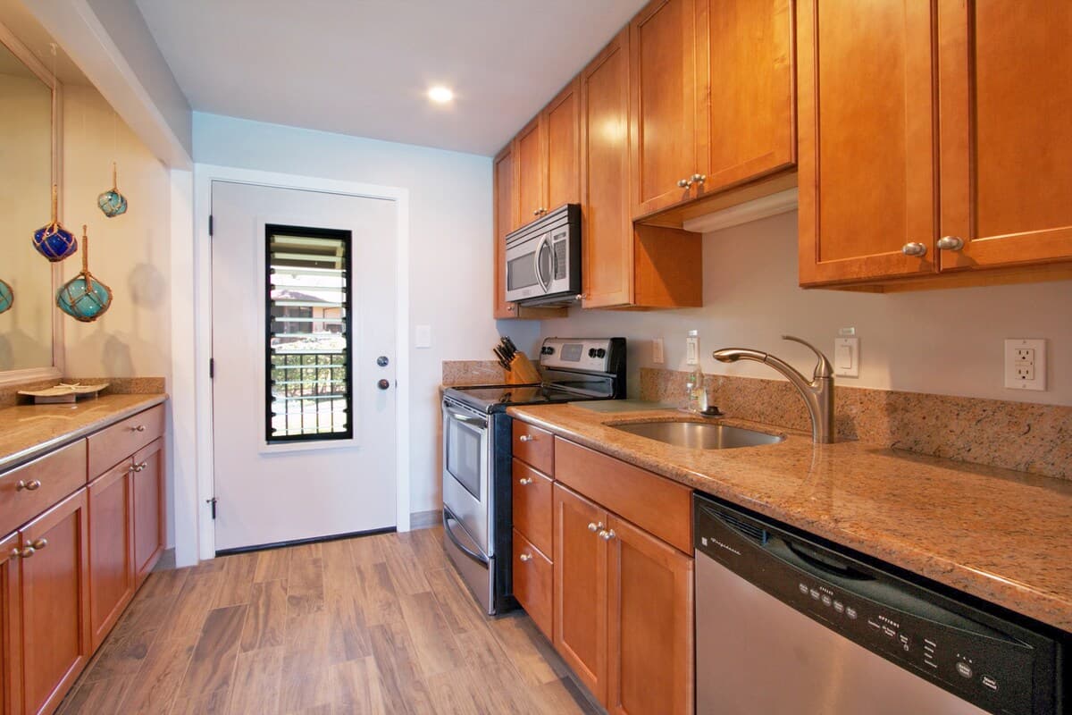 180* Oceanfront View w/ AC! Remodel+2Pools+Clean - Photo 2