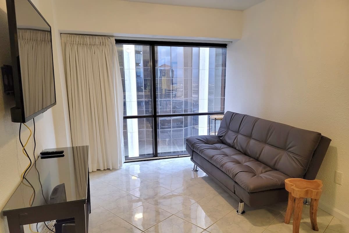 Condo in Honolulu · ★4.82 · 3 bedrooms · 5 beds · 1 private bath - Photo 4