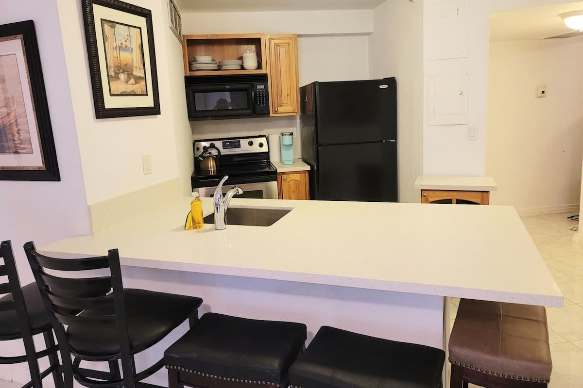 Condo in Honolulu · ★4.82 · 3 bedrooms · 5 beds · 1 private bath - Photo 5