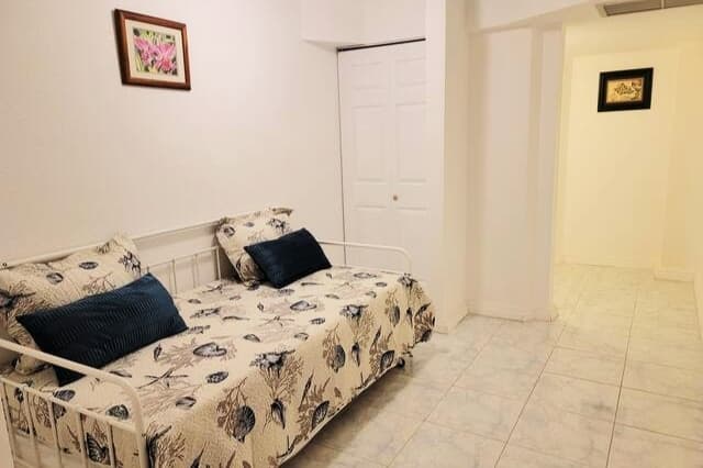 Condo in Honolulu · ★4.82 · 3 bedrooms · 5 beds · 1 private bath - Photo 3